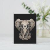 Carte Postale Eléphant mignon bébé avec lunettes de lecture Noir (Debout devant)