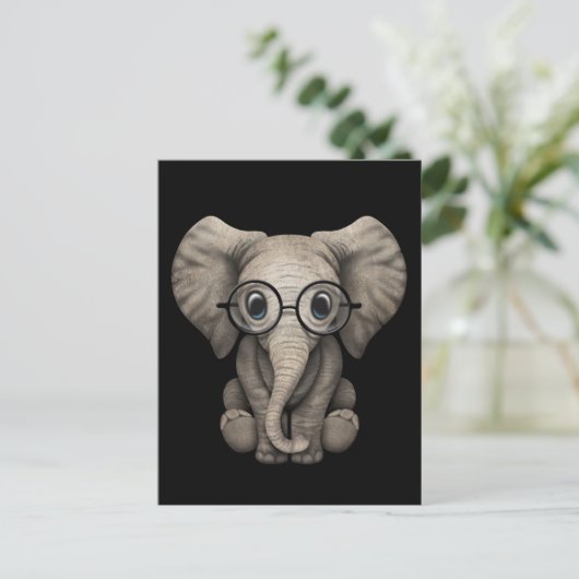 Carte Postale Eléphant mignon bébé avec lunettes de lecture Noir (Debout devant)