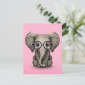 Carte Postale Eléphant mignon bébé avec lunettes de lecture rose (Debout devant)