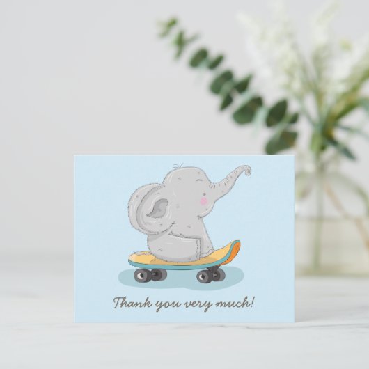 Carte Postale Eléphant mignon sur skateboard. (Debout devant)