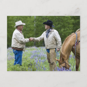 Carte Postale Éleveurs se serrant la main à travers la clôture d