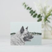 Carte Postale Elkhound norvégien à la peinture de village - Chie (Debout devant)