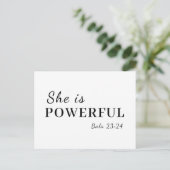 Carte Postale Elle est forte Proverbes 31:25 Design (Debout devant)