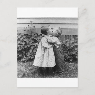 Carte Postale Elle obtient le penny, il obtient le baiser