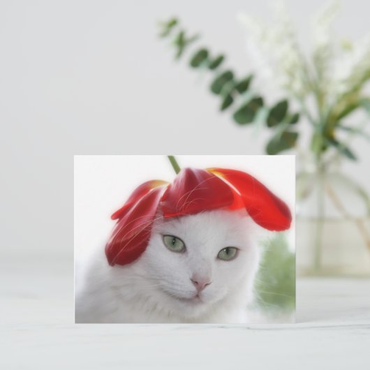 Carte Postale Elle portait un Casquette en forme de Tulipe (Debout devant)