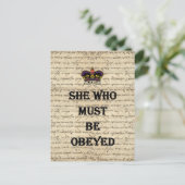 Carte Postale Elle qui doit être obéie (Debout devant)