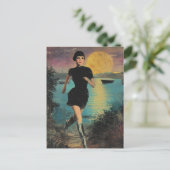 Carte Postale Elle tourne sur la plage dans une robe noire botte (Debout devant)