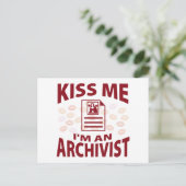 Carte Postale Embrasse-moi Je suis Archiviste (Debout devant)