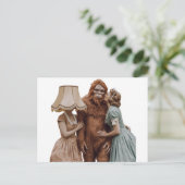 Carte Postale Embrasser Sasquatch (Debout devant)