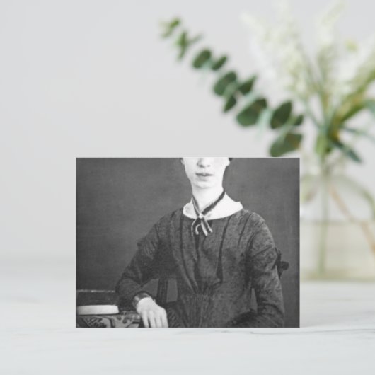 Carte Postale Emily Dickinson (Debout devant)