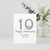 Carte Postale Emoji gras gris de date de 10e anniversaire nom (Debout devant)