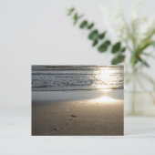 Carte Postale Empreintes de pas sur la plage de sable (Debout devant)