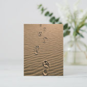 Carte Postale Empreintes humaines sur la plage de sable (Debout devant)