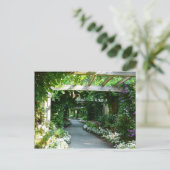 Carte Postale En bas du chemin du jardin (Debout devant)