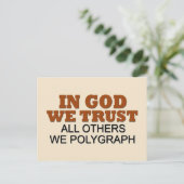 Carte Postale En Dieu, nous faisons confiance à l'Humour (Debout devant)
