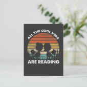 Carte Postale Enfant amateur de livres de lecture cool Bibliophi (Debout devant)