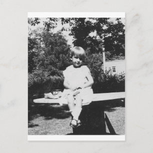 Carte Postale Enfant assis dans les années 1940