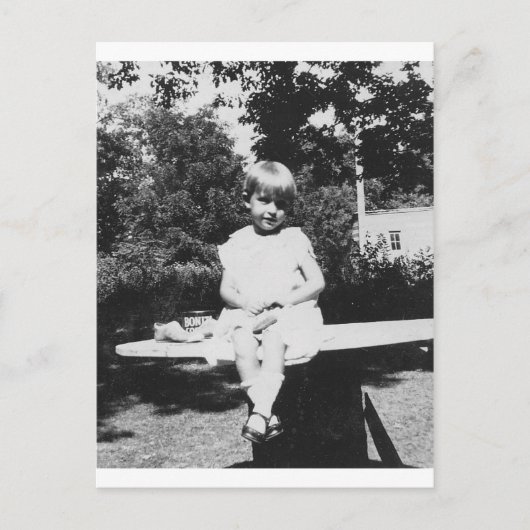 Carte Postale Enfant assis dans les années 1940 (Devant)