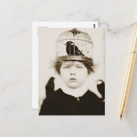 Enfant avec chapeau de cage à oiseaux Photographie