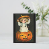 Carte Postale Enfant dans le Citrouille (Debout devant)