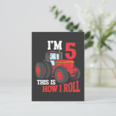 Carte Postale Enfant de 5 ans qui aime les tracteurs (Debout devant)