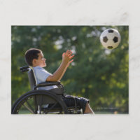 Enfant hispanique, 8 ans, en fauteuil roulant avec