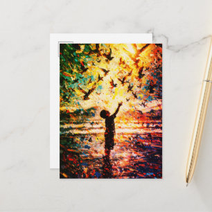 Carte Postale Enfant Joyeux Jouant avec les Oiseaux Lever de Sol