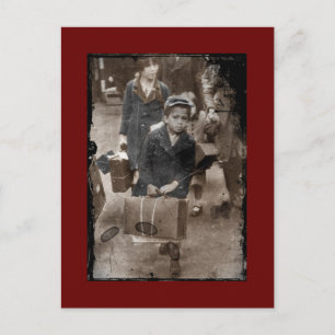 Carte Postale Enfant levant une valise