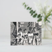 Carte postale Enfants avec chiots (Debout devant)