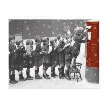 Enfants postant leur lettre