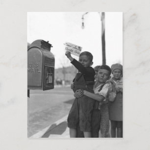 Carte Postale Enfants postant une lettre au Père Noël