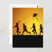 Carte Postale Enfants volant un cerf-volant (Devant / Derrière)