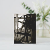 Carte Postale Engrenages (Debout devant)