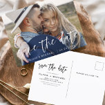 Carte Postale Enregistrer la date Boho minimaliste photo moderne<br><div class="desc">Capturez l'essence de votre histoire d'amour avec notre carte postale minimaliste Save the Date Boho Photo Modern. Cette carte postale allie minimalisme contemporain et charme bohème, ce qui en fait le choix idéal pour annoncer votre prochain mariage. Avec votre photo de fiançailles, cette carte postale devient un souvenir tangible que...</div>