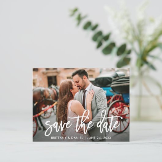 Carte Postale Enregistrer La Date Moderne Brosse Script Couple P (Debout devant)