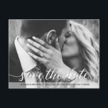 Carte Postale Enregistrer le script Date | photographie Fiançail<br><div class="desc">Customisez avec votre propre photo sur cette "Save the Date",  carte postale. Annoncez votre fiançailles,  personnalisez le texte avec vos détails mariages à venir. Félicitation ! Dites-moi si vous avez besoin d'aide.</div>