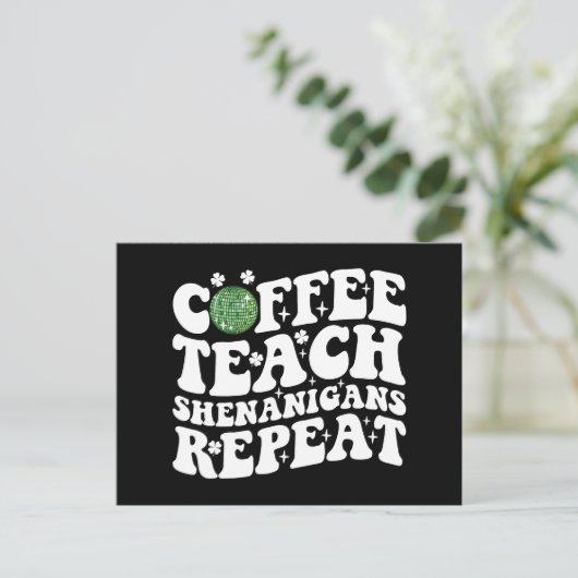 Carte Postale Enseignant au café Shenanigans Répéter Disco Ball (Debout devant)