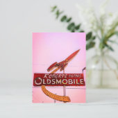 Carte Postale Enseigne au néon en bord de route (Debout devant)