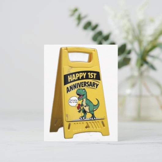 Carte Postale enseigne en plastique jaune avec des roses rouges (Debout devant)