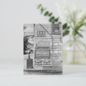 Carte Postale Enseignes sur un magasin général, 1938 (Debout devant)
