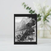 Carte Postale Épave ferroviaire à Montparnasse, catastrophe ferr (Debout devant)