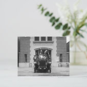 Carte Postale Équipe de camion de pompiers à la caserne des pomp (Debout devant)