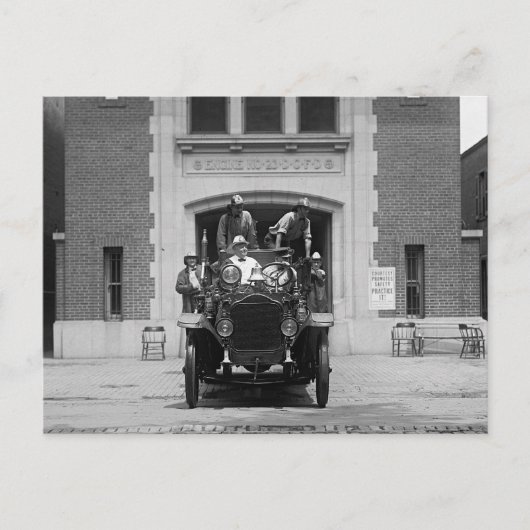 Carte Postale Équipe de camion de pompiers à la caserne des pomp (Devant)
