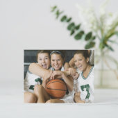 Carte Postale Équipe féminine de basket-ball souriante, portrait (Debout devant)