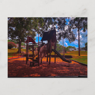 Carte Postale Équipement de jeu en bois dans un parc ensoleillé