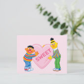 Carte Postale Ernie & Bert Grand Cœur de la Saint-Valentin (Debout devant)