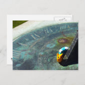 Carte Postale Escargot jaune visitant un cadran solaire (Devant / Derrière)