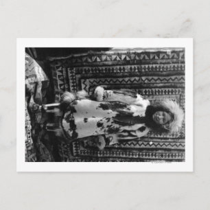 Carte Postale Eskimo Girl portant des vêtements de fourrure Alas