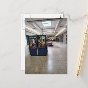 Carte Postale Espace liminal de jeux de centre commercial abando