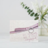 Carte Postale Est-ce que cette bague me donne l'air fiancée ? (Debout devant)